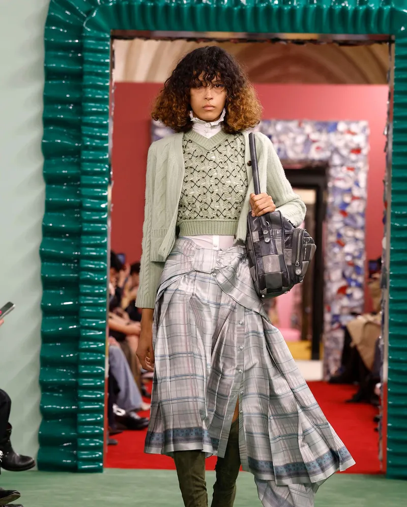 Acne Studios FW2026 grårutig asymmetrisk kjol med stickad väst och kofta