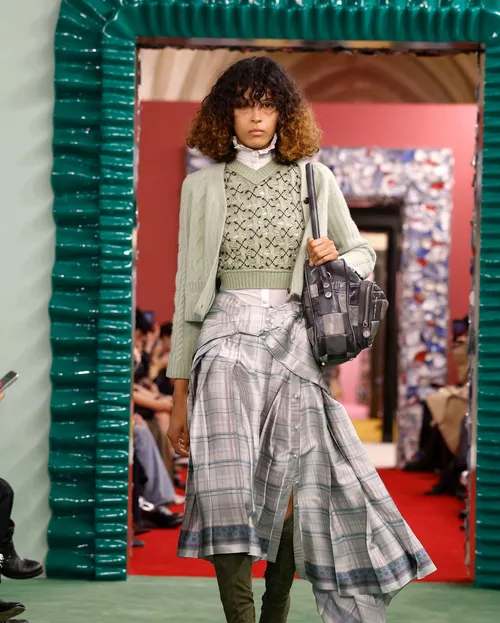 Acne Studios FW2026 grårutig asymmetrisk kjol med stickad väst och kofta