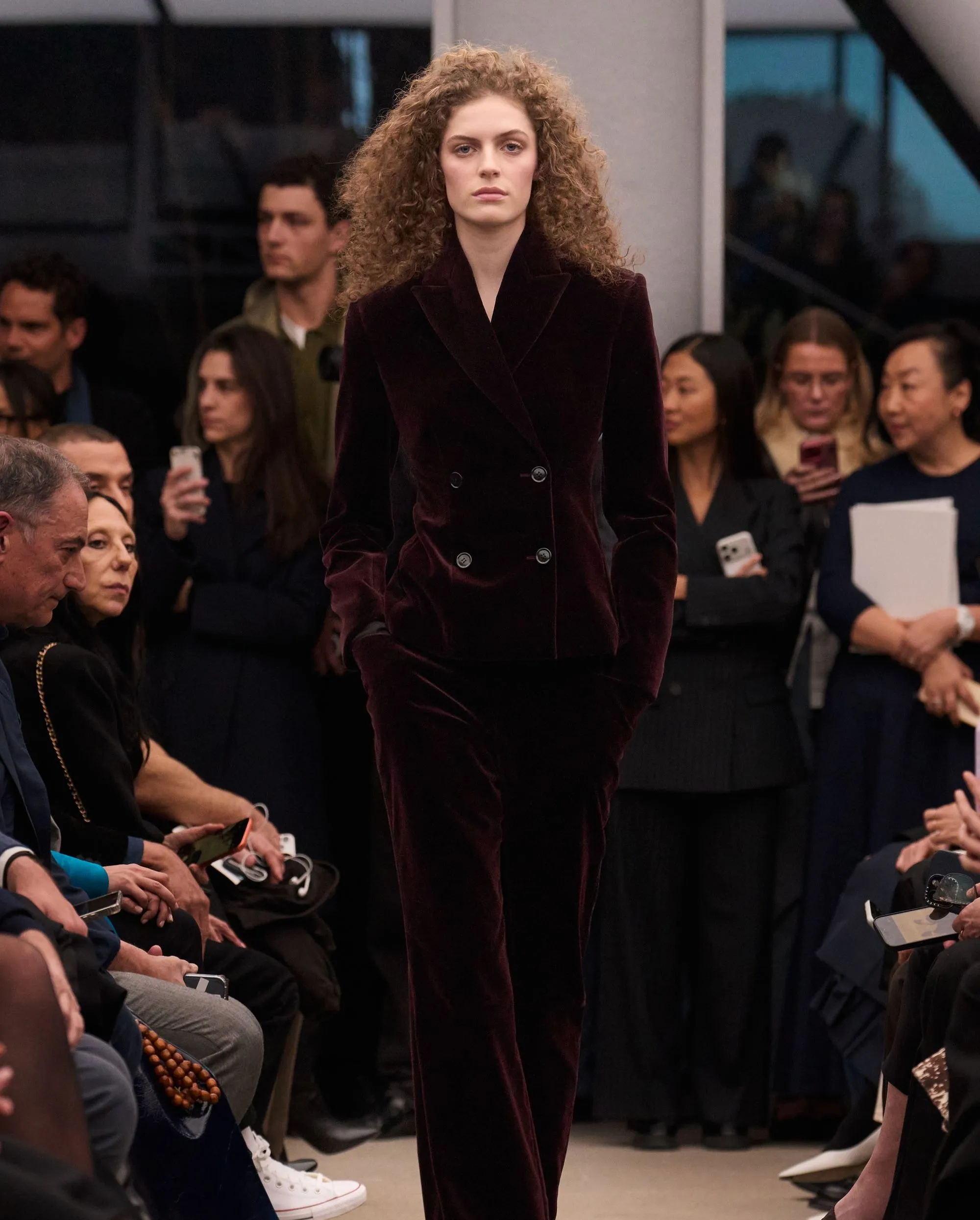 Alaïa FW2026 vinröd byxkostym i sammet