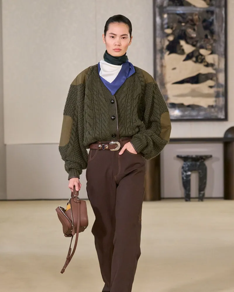 Altuzarra FW2026 grön stickad kofta med bälte och vida byxor