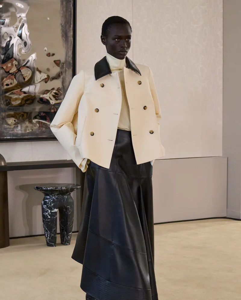 Altuzarra FW2026 elfenbensvit dubbelknäppt skepparkappa