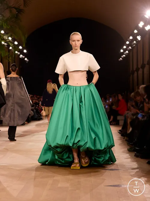 Balenciaga SS2026 oversize volymkjol