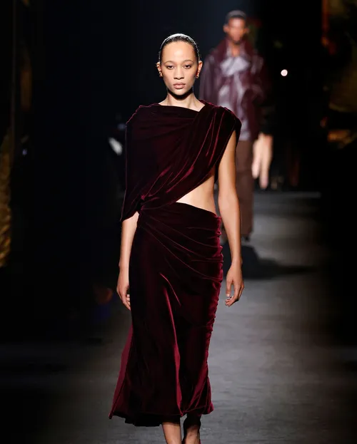 Balenciaga FW2026 draperad vinröd sammetsklänning