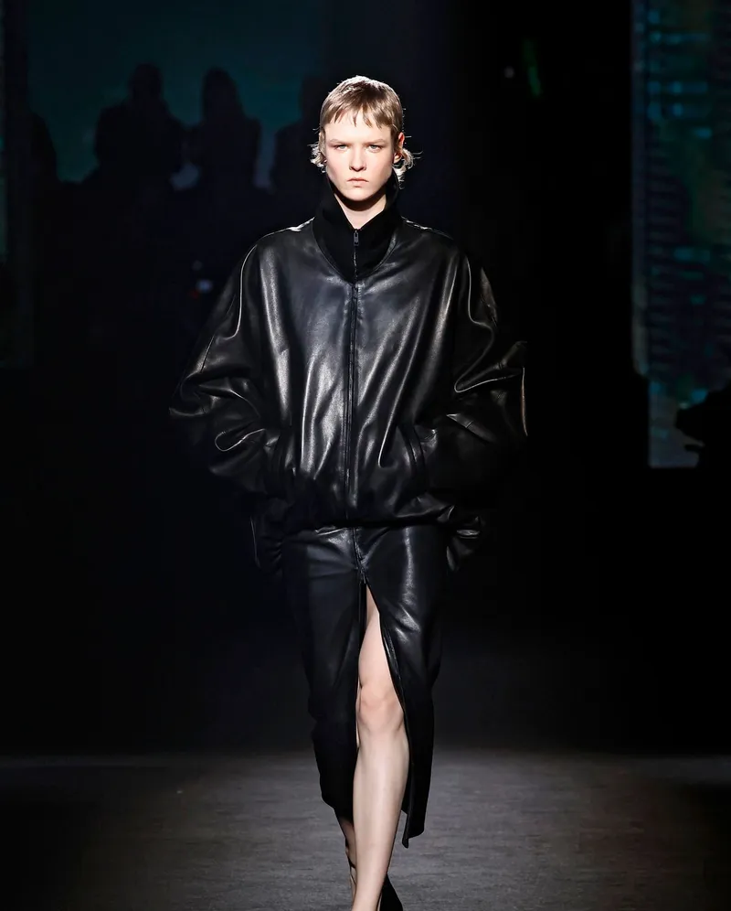 Balenciaga FW2026 svart läderlook med vid bomberöverdel och pennkjol med slits