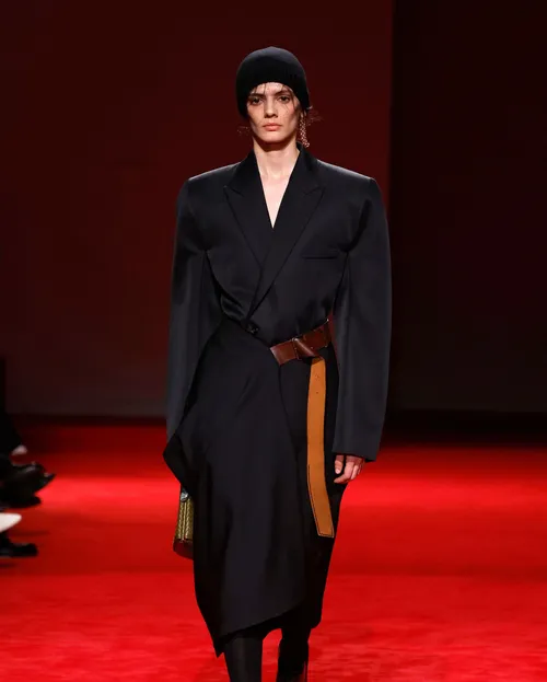 Bottega Veneta FW2026 svart skräddad kostym med vit skjorta
