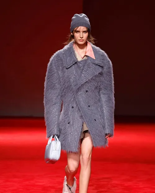 Bottega Veneta FW2026 grå lurvig kappa i pälsimitation