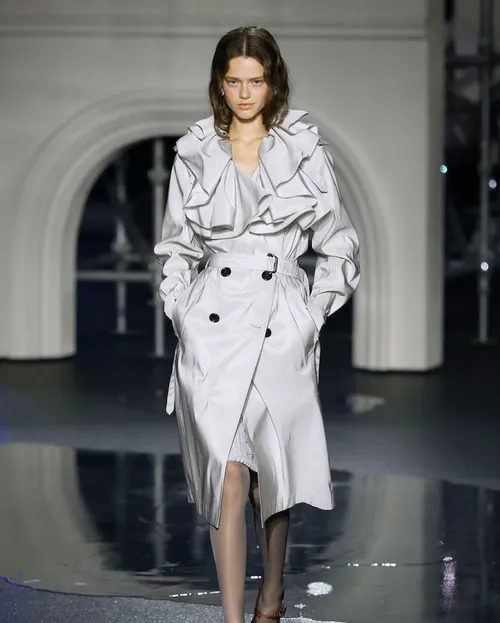 Burberry FW2026 elfenbensvit trenchcoat med volangkantade axelslejfar