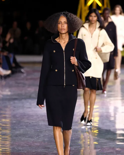 Chanel FW2026 svart kjolkostym i ribbstickad merinoull med guldknappar