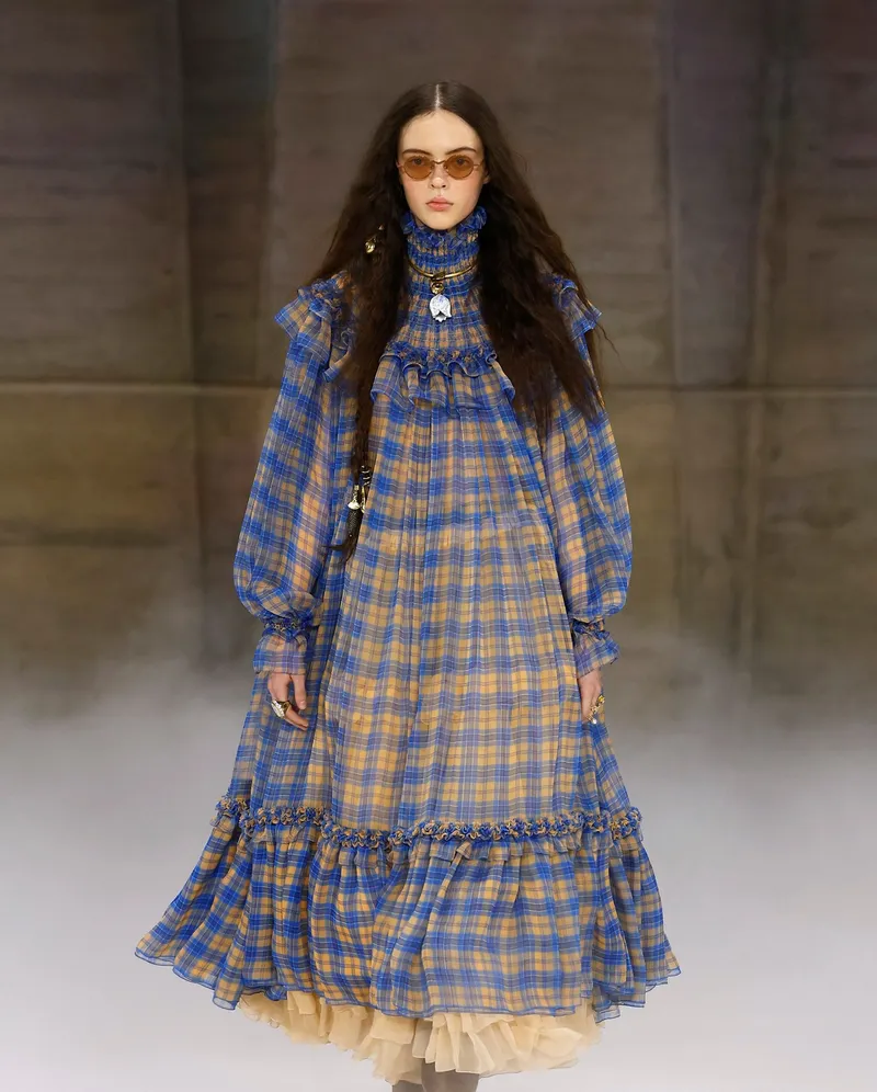 Chloé FW2026 blå- och gulrutig volangklänning med hög krage
