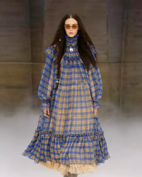 Chloé FW2026 blå- och gulrutig volangklänning med hög krage