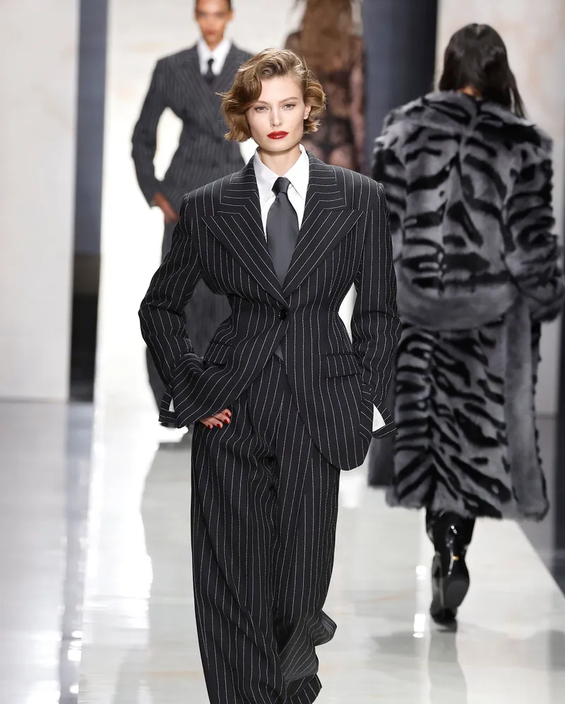 Dolce & Gabbana FW2026 kritstrecksrandig dubbelknäppt kostym med slips
