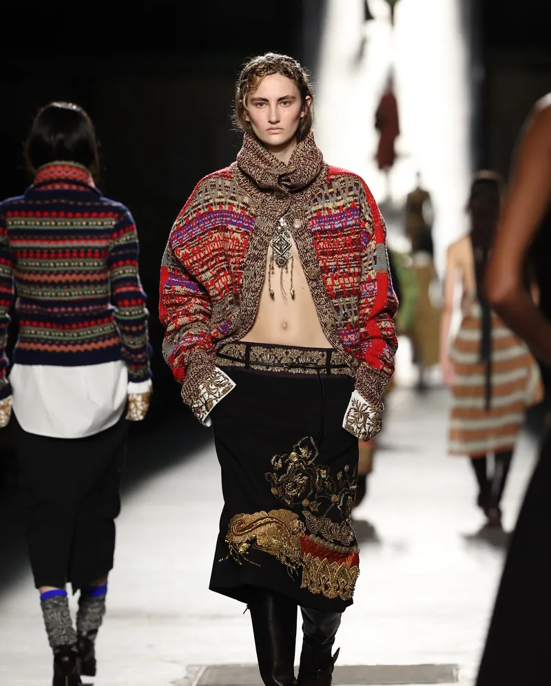 Dries Van Noten FW2026 mönsterstickad Fair Isle-kofta med matchande halsduk