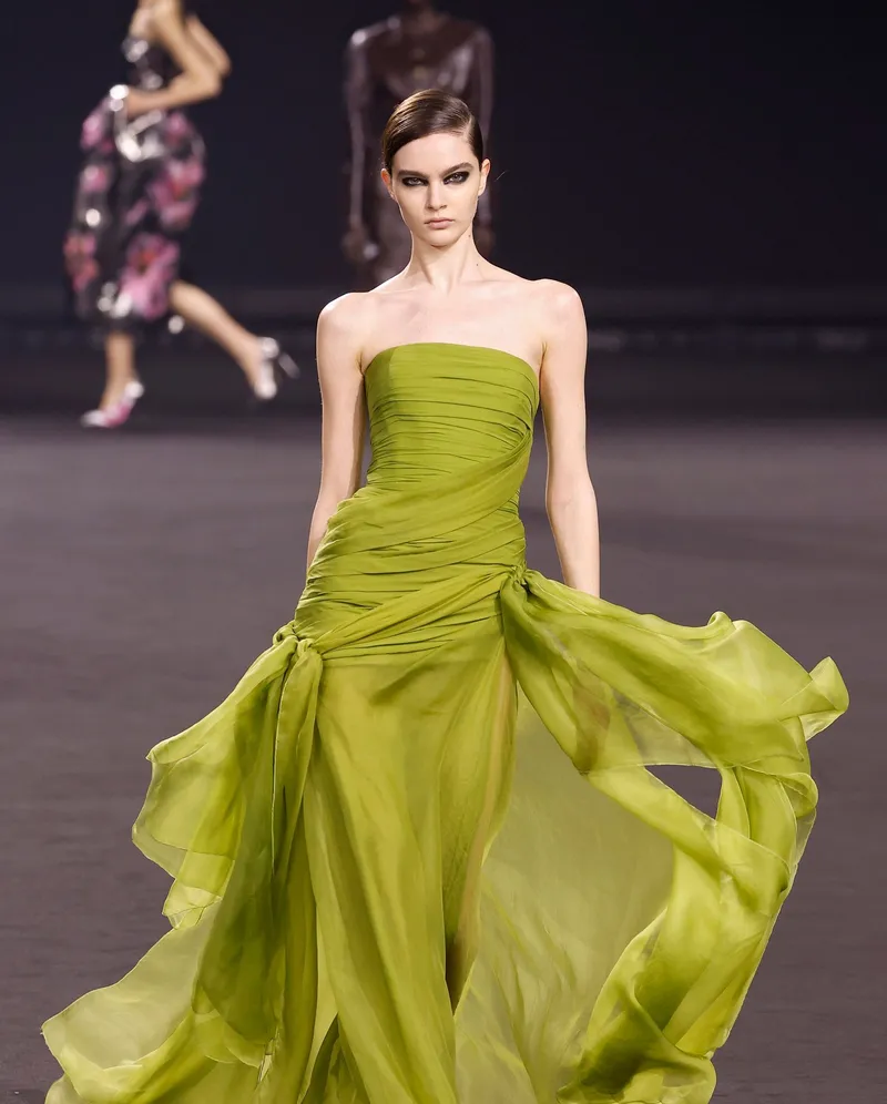 Elie Saab FW2026 limegrön axelbandslös draperad aftonklänning i flytande tyg