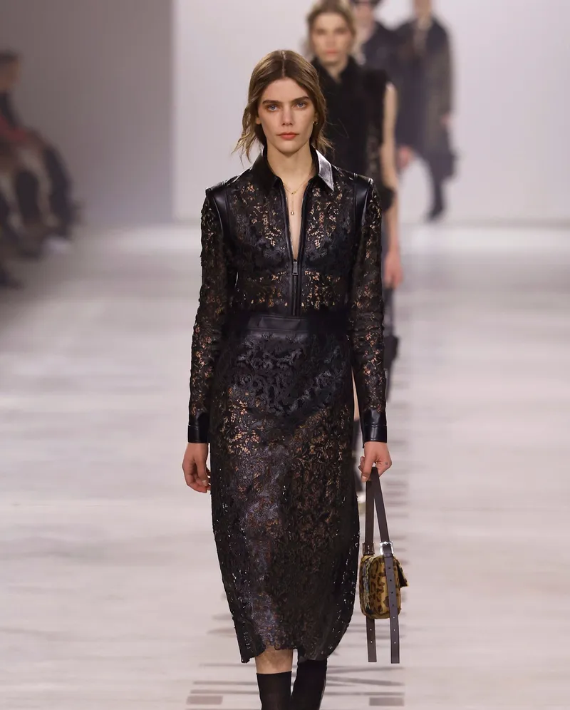 Fendi FW2026 svart look i utskuret, spetsmönstrat läder med dragkedja