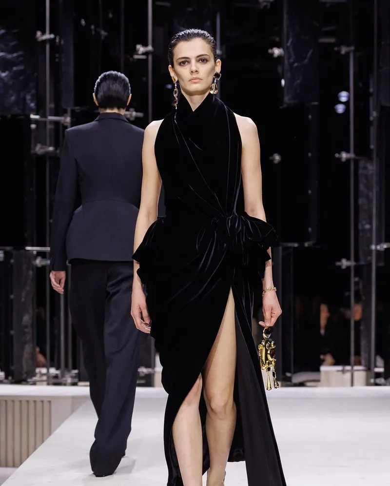 Givenchy FW2026 draperad svart aftonklänning i sammet