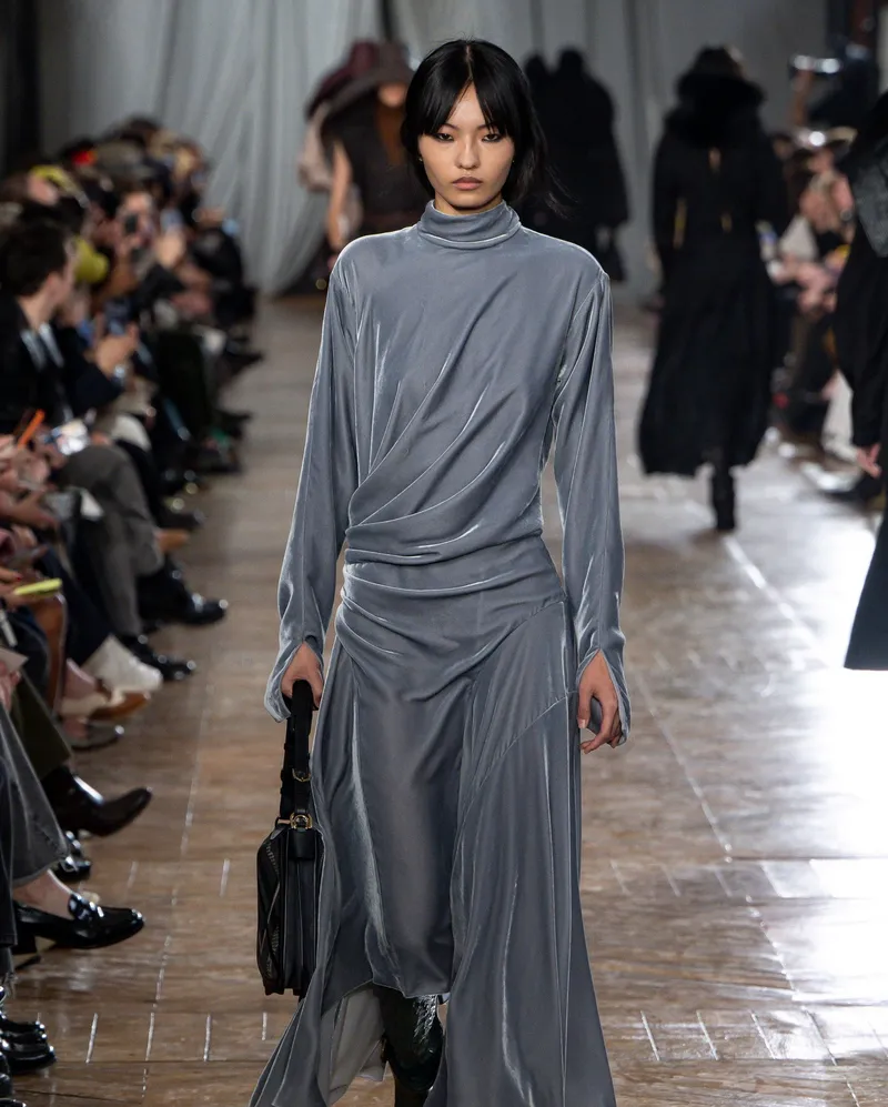 Lanvin FW2026 draperad grå sammetsklänning med hög hals