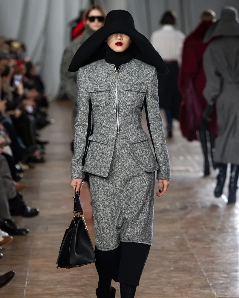 Lanvin FW2026 grå skräddad kjolkostym med pennkjol