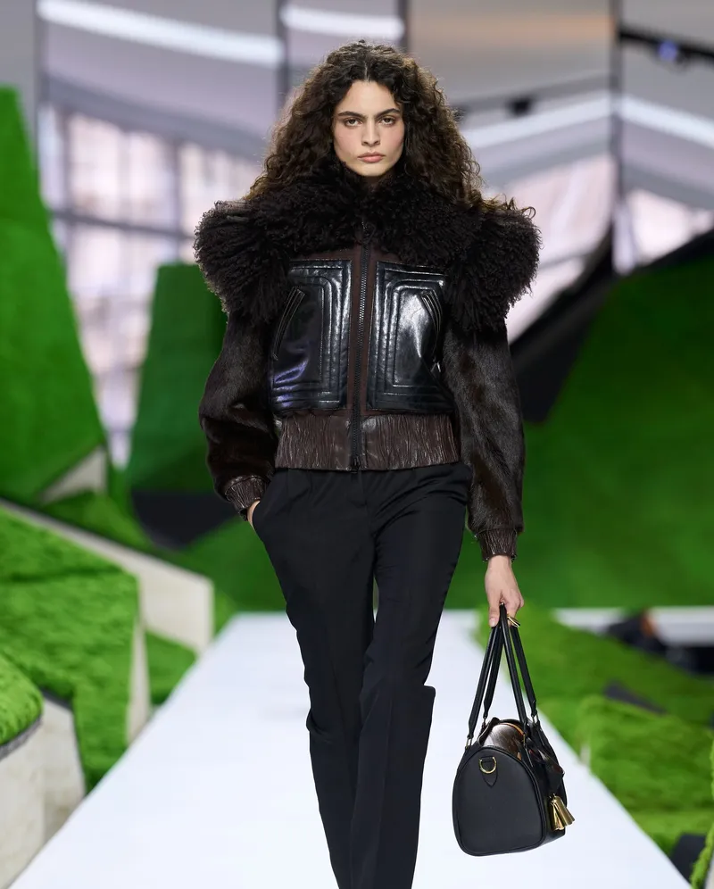 Louis Vuitton FW2026 kort skinnjacka i svart och brunt med lurviga ärmar och stor lurvig krage