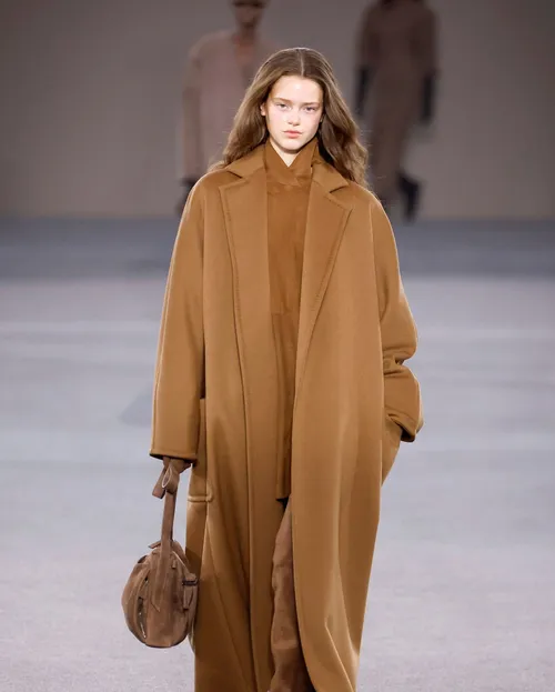 Max Mara FW2026 kamelfärgad ullkappa i klassiskt snitt