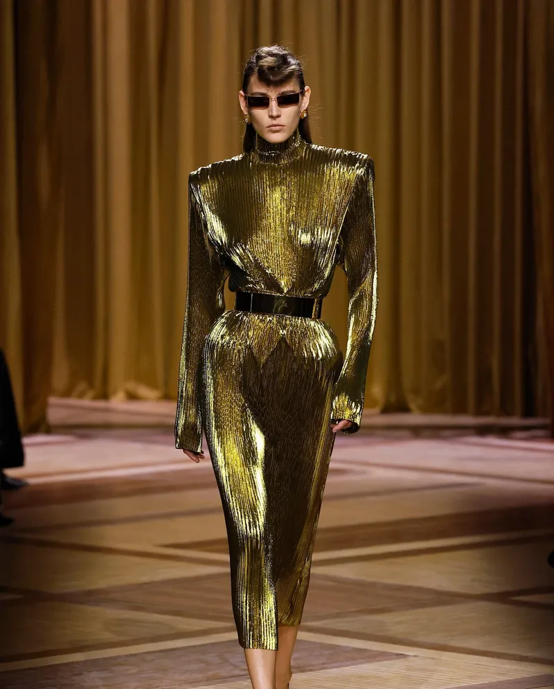 Mugler FW2026 långärmad bronsgrön midiklänning i plisserad lamé med skärp