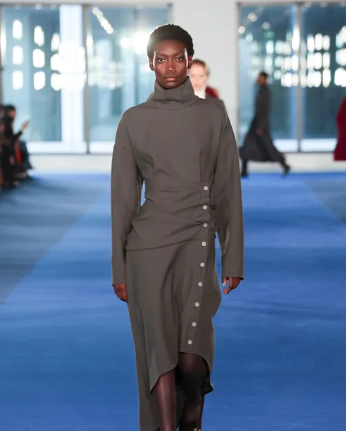 Proenza Schouler FW2026 olivgrå klänning med hög hals och sneda knappar