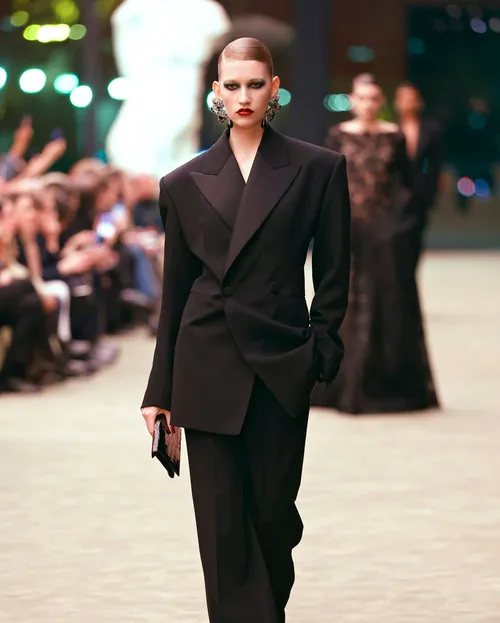 Saint Laurent FW2026 svart smokingkostym med byxor buren utan något under