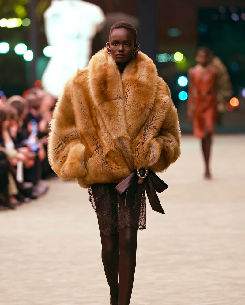 Saint Laurent FW2026 oversized fuskpälskappa med skärp i midjan