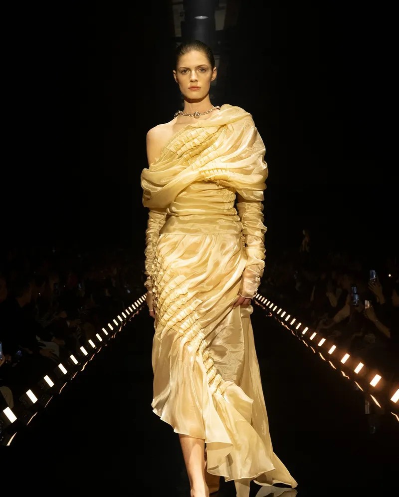 Schiaparelli FW2026 smörgul draperad klänning med rynkade partier