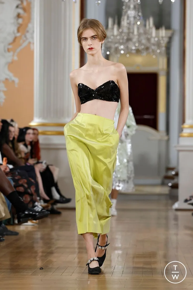 Simone Rocha SS2026 chartreuse satinbyxor