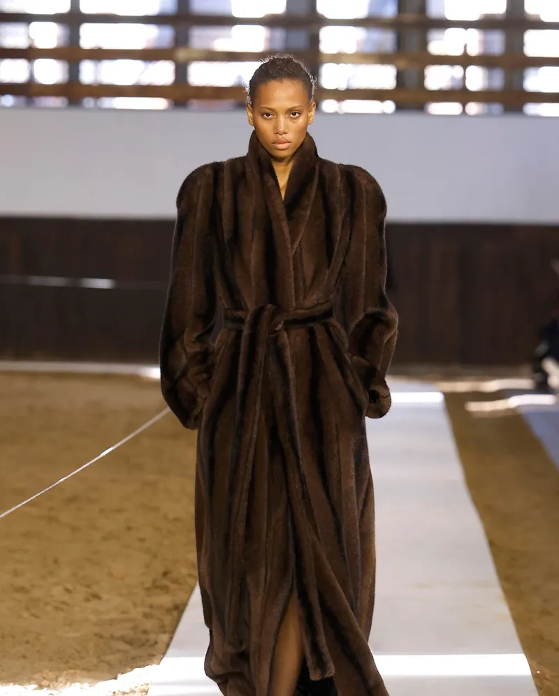 Stella McCartney FW2026 lång brun fuskpälskappa