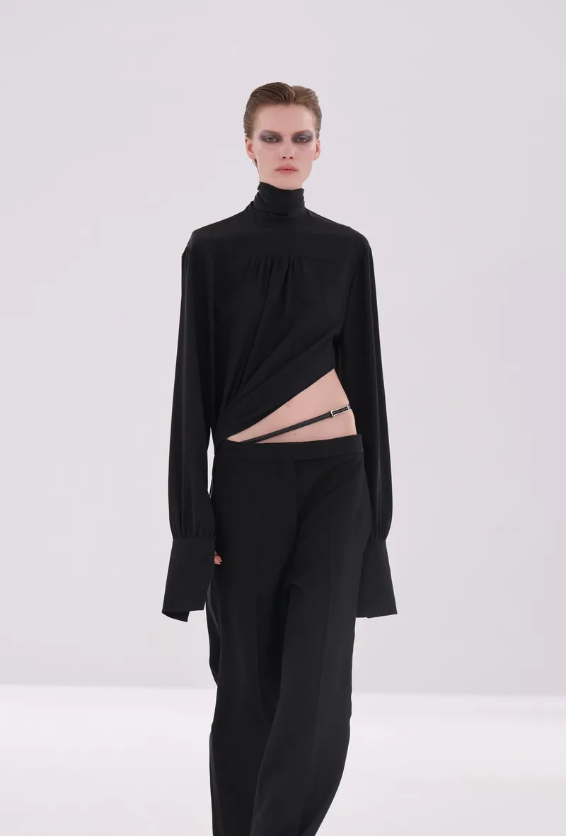Tom Ford FW2026 svart blus med hög hals och vida svarta byxor