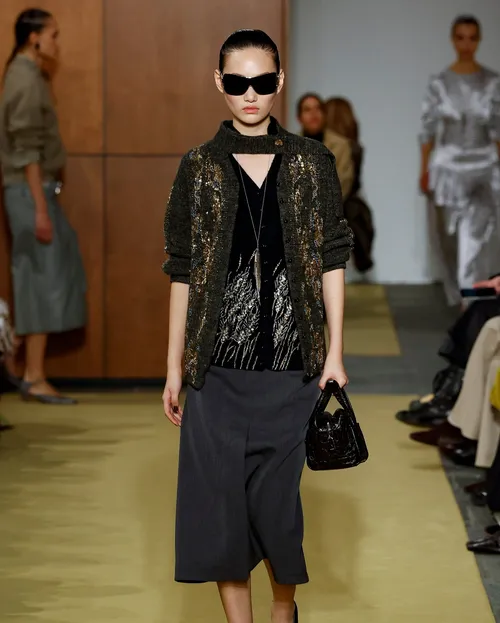 Tory Burch FW2026 broderad brun kofta i ull
