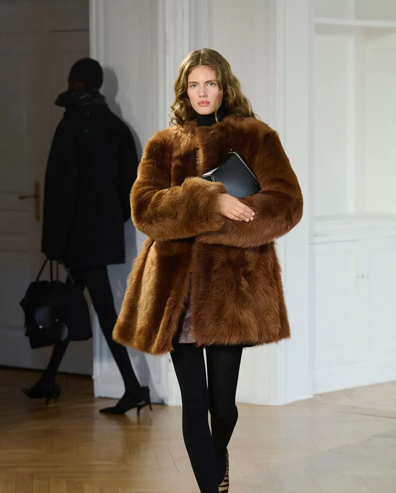 Toteme FW2026 brun omslutande shearlingjacka