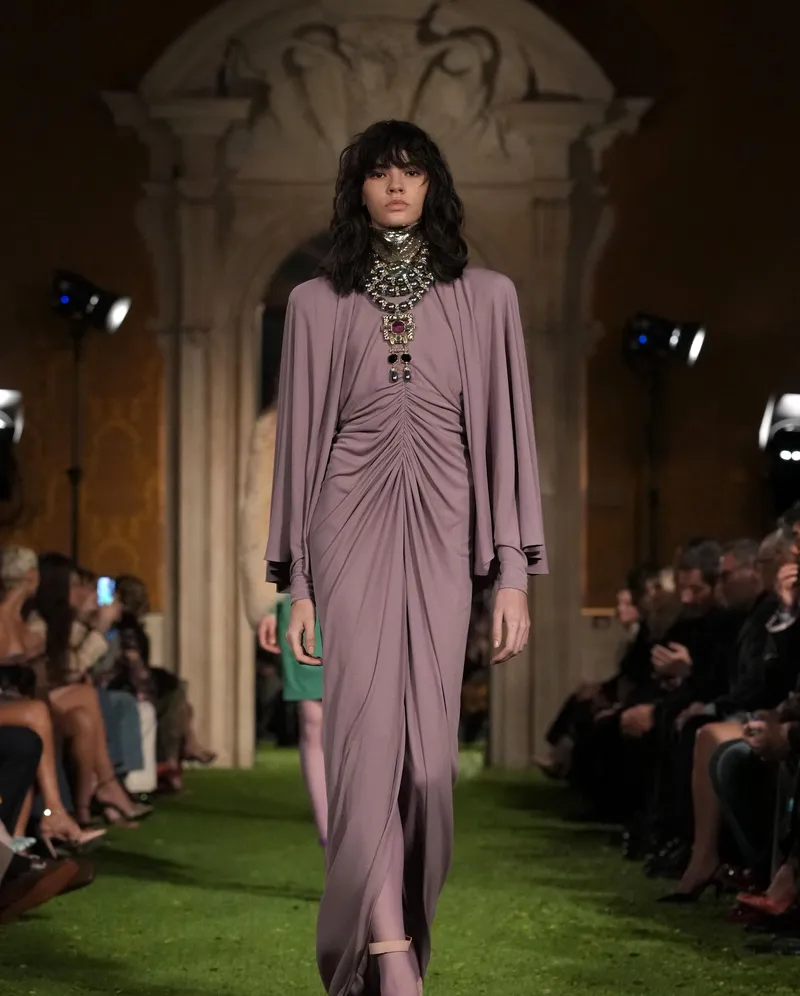 Valentino FW2026 lång ljuslila draperad klänning med smyckeskrage